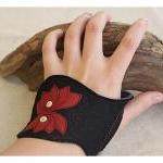 Felt Cuff Lotus - Black an..